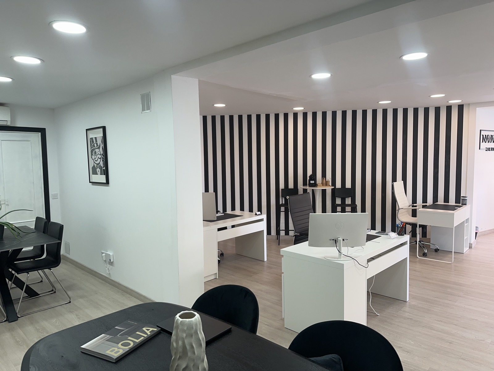 Zona de trabajo con pared a rayas